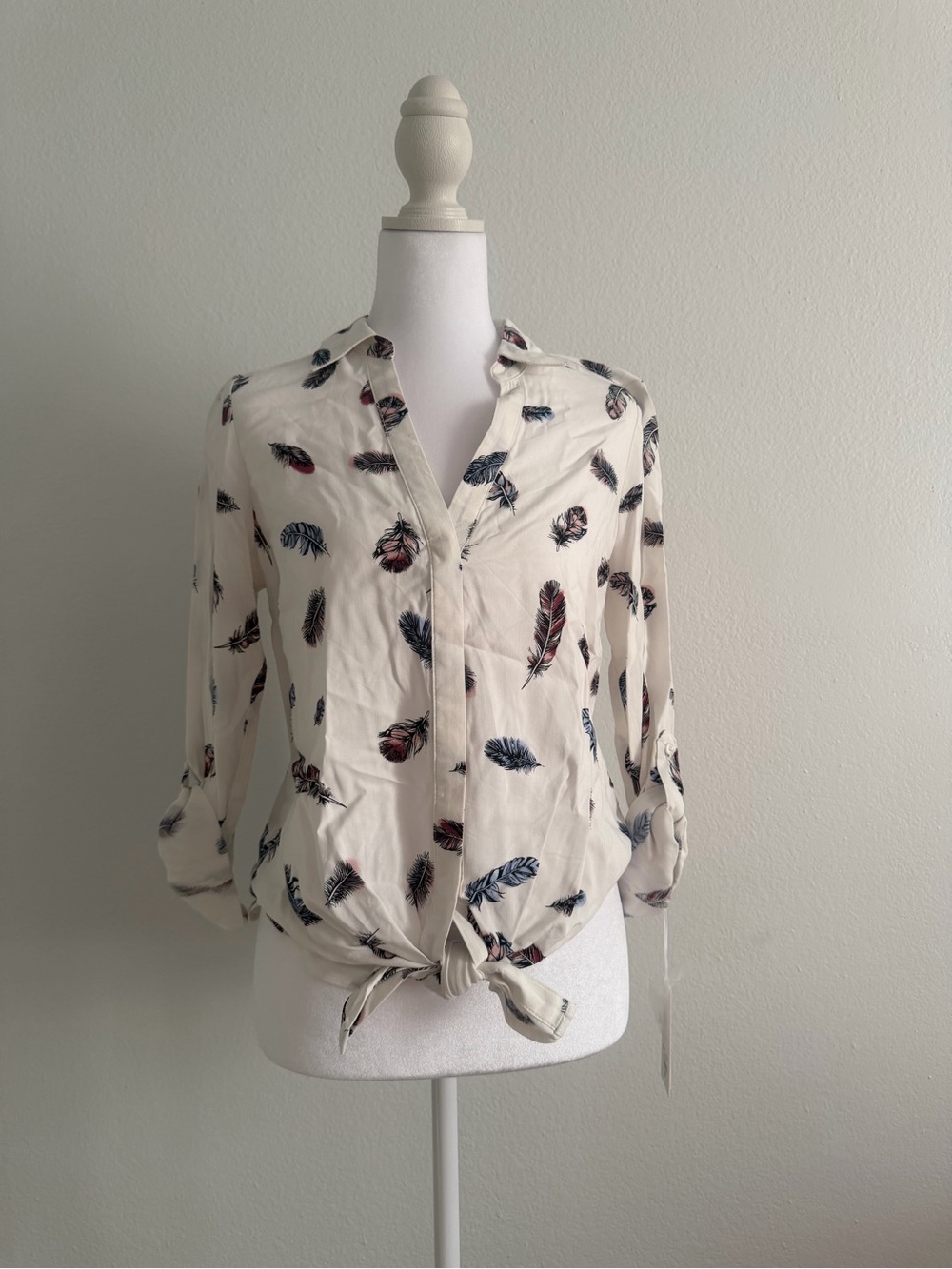 Candie's Cream Button-Front Feather Print Tie-Hem Blouse